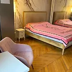 Wonderful Room Nearby Champs Elysees